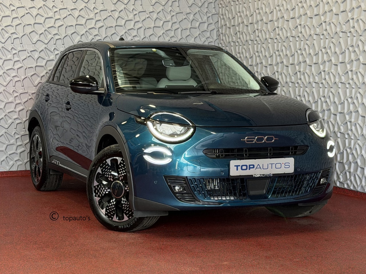 Fiat 600 - 1.2 HYBRID LA PRIMA CAMERA CARPLAY ADAP.CRUISE STOELVERW. ELEK.KLEP LEER MASSAGE ELEK.STOE - AutoWereld.nl