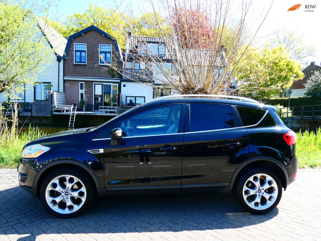 Ford Kuga - 2.5 20V Titanium 200pk 4WD Clima Leder Navi Trekhaak 2100kg. - AutoWereld.nl