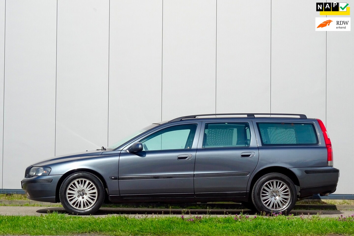 Volvo V70 - 2.5 T AWD AUT Titanium | 7 Zitter | DAK | NL | Youngtimer | - AutoWereld.nl