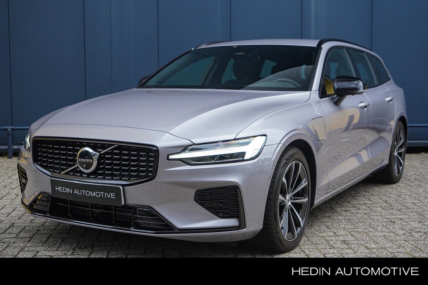 Volvo V60 - 2.0 T6 Plug-in hybrid AWD Plus Dark | 2.000 kg trekgewicht | Trekhaak elektrisch | Stoel & - AutoWereld.nl