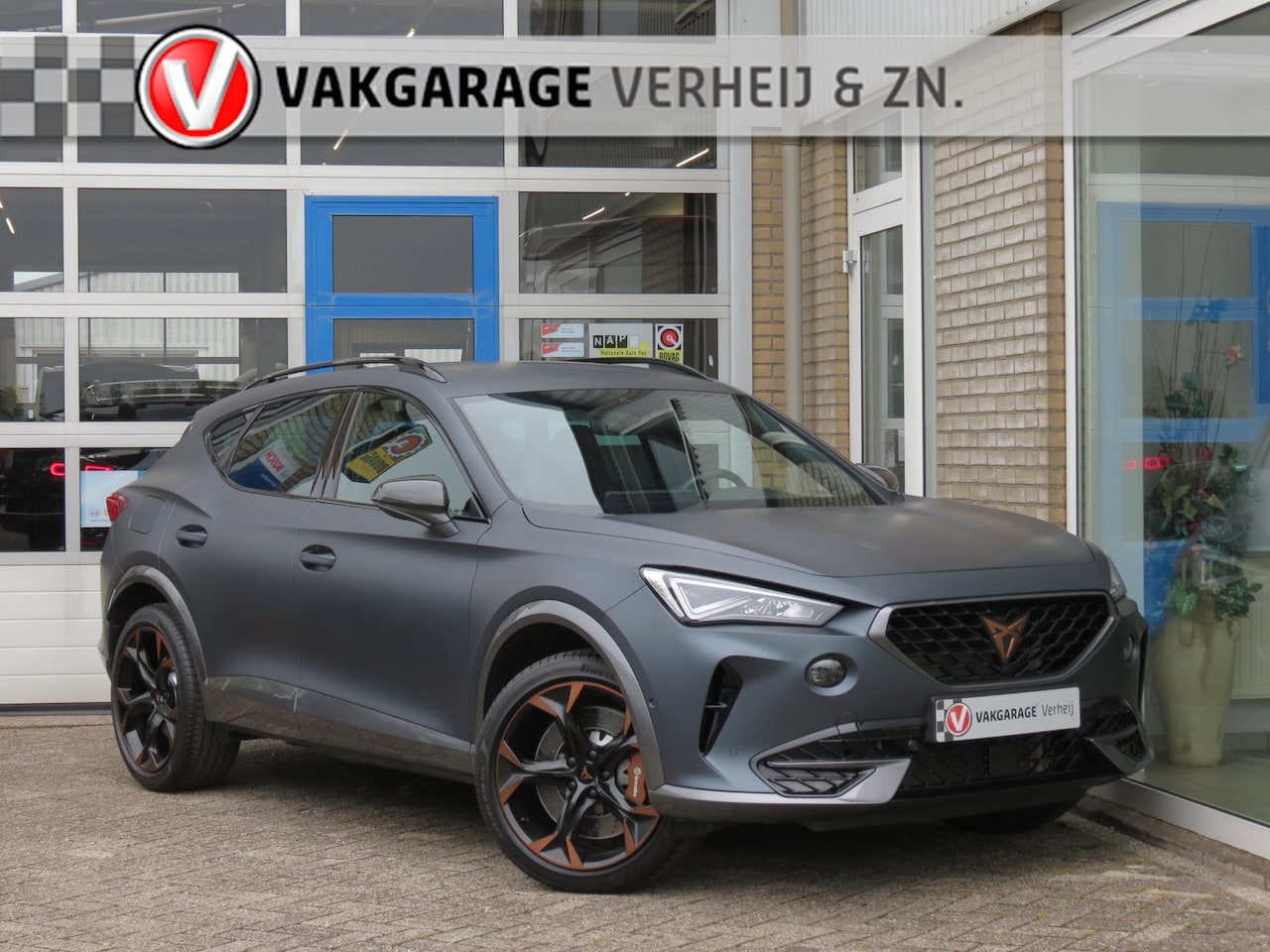 CUPRA Formentor - 1.4 e-Hybrid VZ Copper Edition BREMBO BBK|Magnetic Grau Matt|Vol Leder|SuperSportStuur|Car - AutoWereld.nl