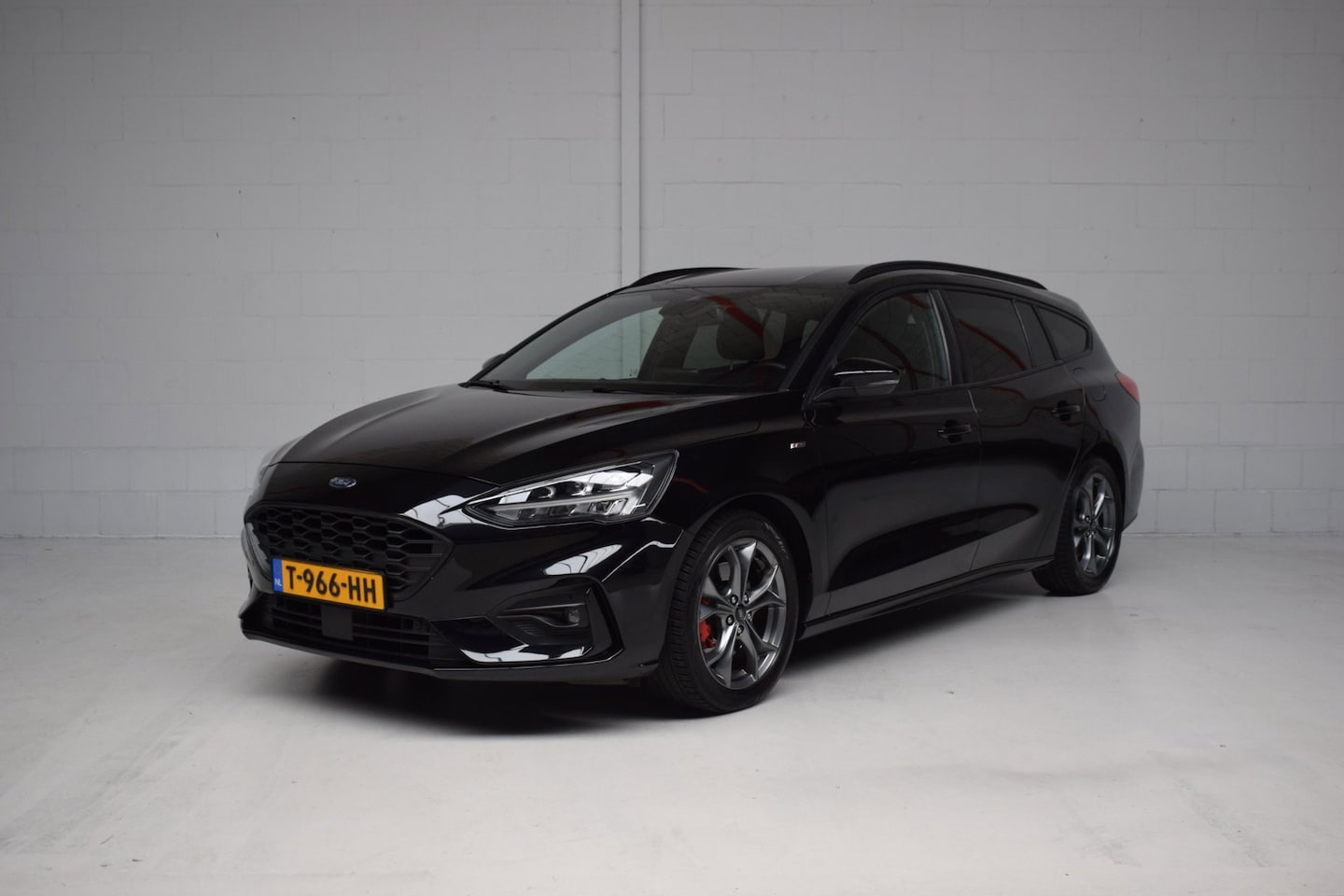 Ford Focus Wagon - 1.0 EcoBoost ST-line CAMERA / TREKHAAK / HEAD-UP / KEYLESS / STOELVERWARMING / LED - AutoWereld.nl