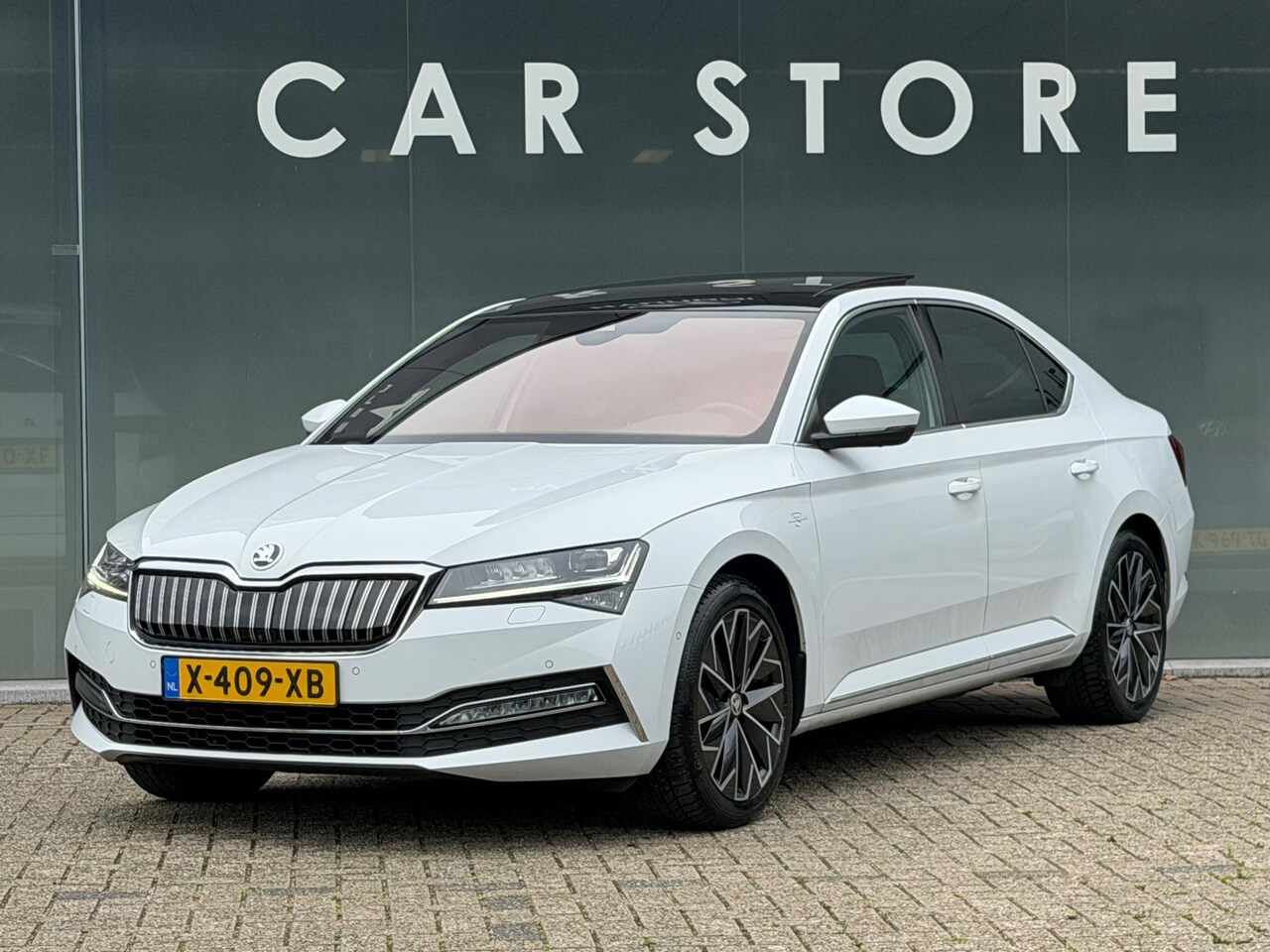 Skoda Superb - 1.4 TSI iV LAURIN & KLEMENT PANORAMADAK TREKHAAK - AutoWereld.nl