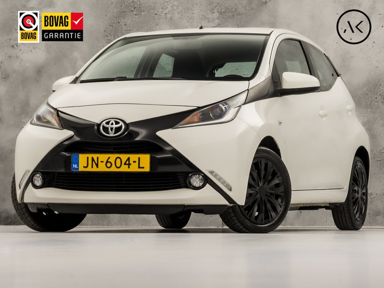 Toyota Aygo - 1.0 VVT-i x-play (5 DEURS, CAMERA, CRUISE, BLUETOOTH, SPORTSTOELEN, NIEUWE APK, NIEUWSTAAT - AutoWereld.nl