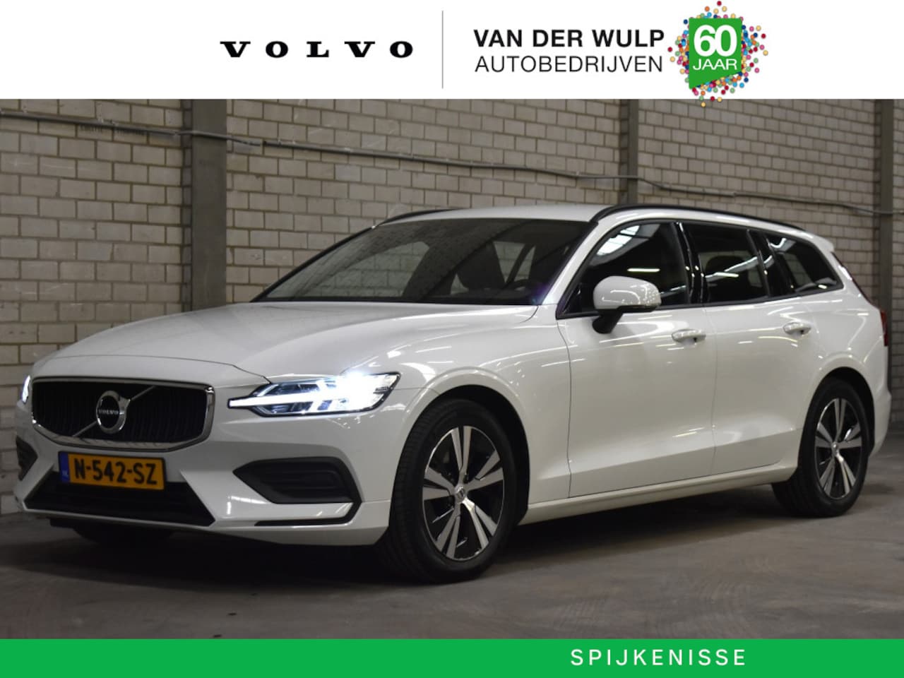 Volvo V60 - B3 163PK Essential Edition | Park Assist | ACC | 17'' | Trekhaak - AutoWereld.nl