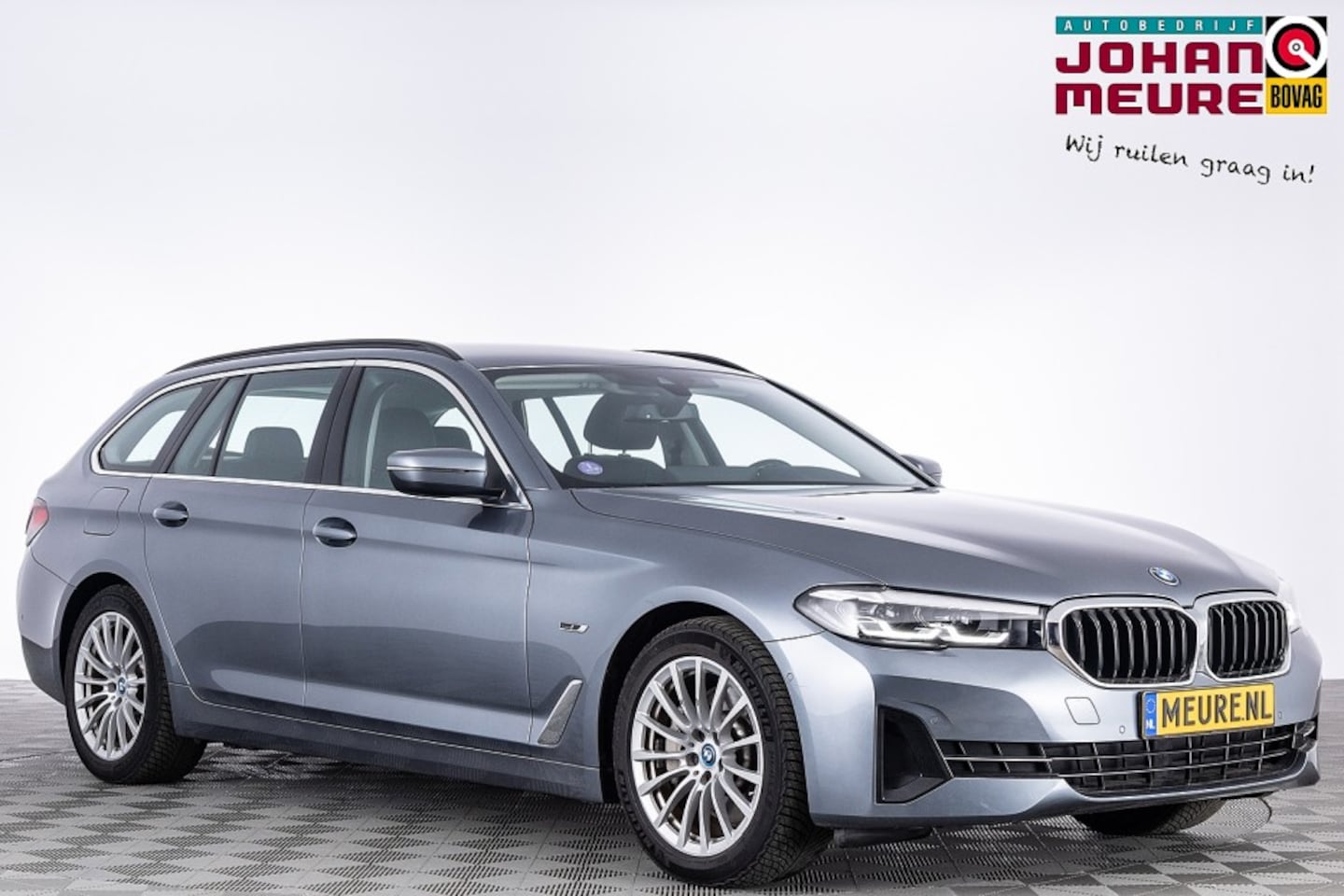 BMW 5-serie Touring - 520e Business Edition Plus | LEDER | El. trekhaak | Sportstoelen | PHEV -2e PINKSTERDAG OP - AutoWereld.nl