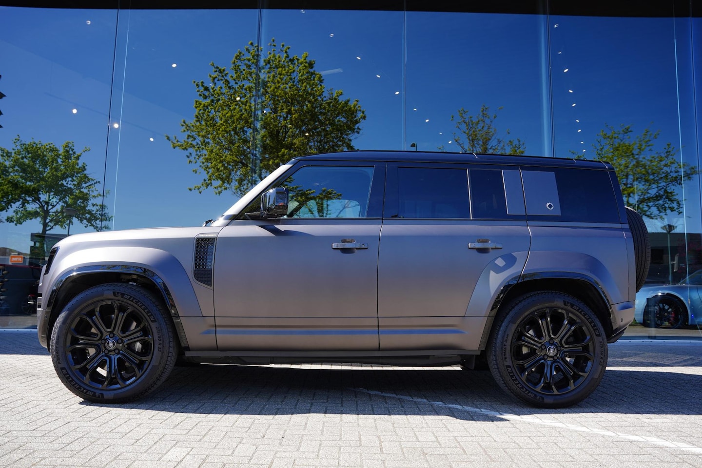 Land Rover Defender 110 - P 635 Octa Edition One VAN GRIJS KENTEKEN - AutoWereld.nl