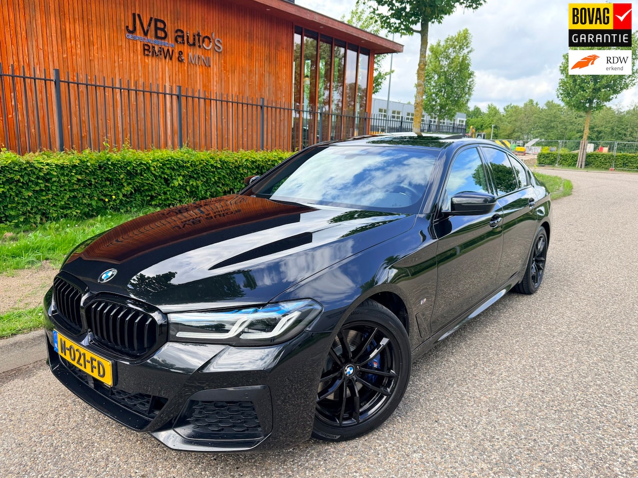 BMW 5-serie - 530i M-sport, nappa comfort, glasdak, trekhaak, laser - AutoWereld.nl