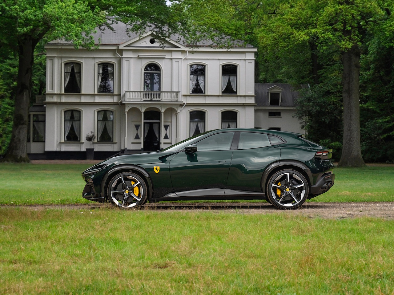 Ferrari Purosangue - 6.5 V12 | Verde Zeltweg | Airbrushed shields | Carbon exterior | Lift - AutoWereld.nl