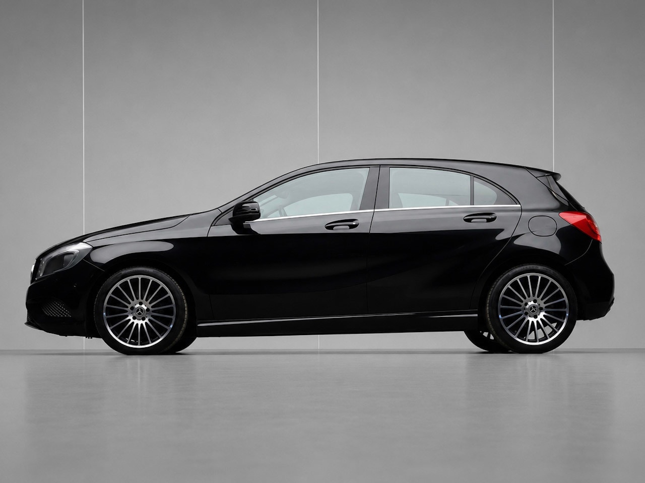 Mercedes-Benz A-klasse - 180 Ambition Sport (NAVI,PDC,CLIMATE,CRUISE,LED,BLACK EDITION,BLUETOOTH,SPORTSTOELEN,LM VE - AutoWereld.nl