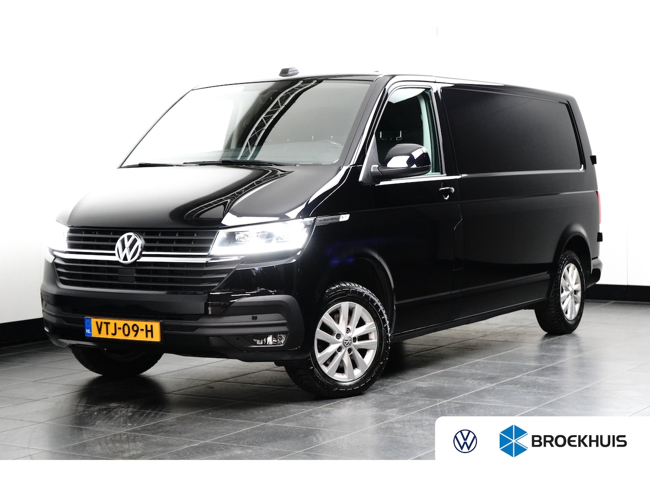 Volkswagen Transporter - Highline L2 | Led Koplampen | Trekhaak | Camera | Bijrijdersbank | Navi by app - AutoWereld.nl