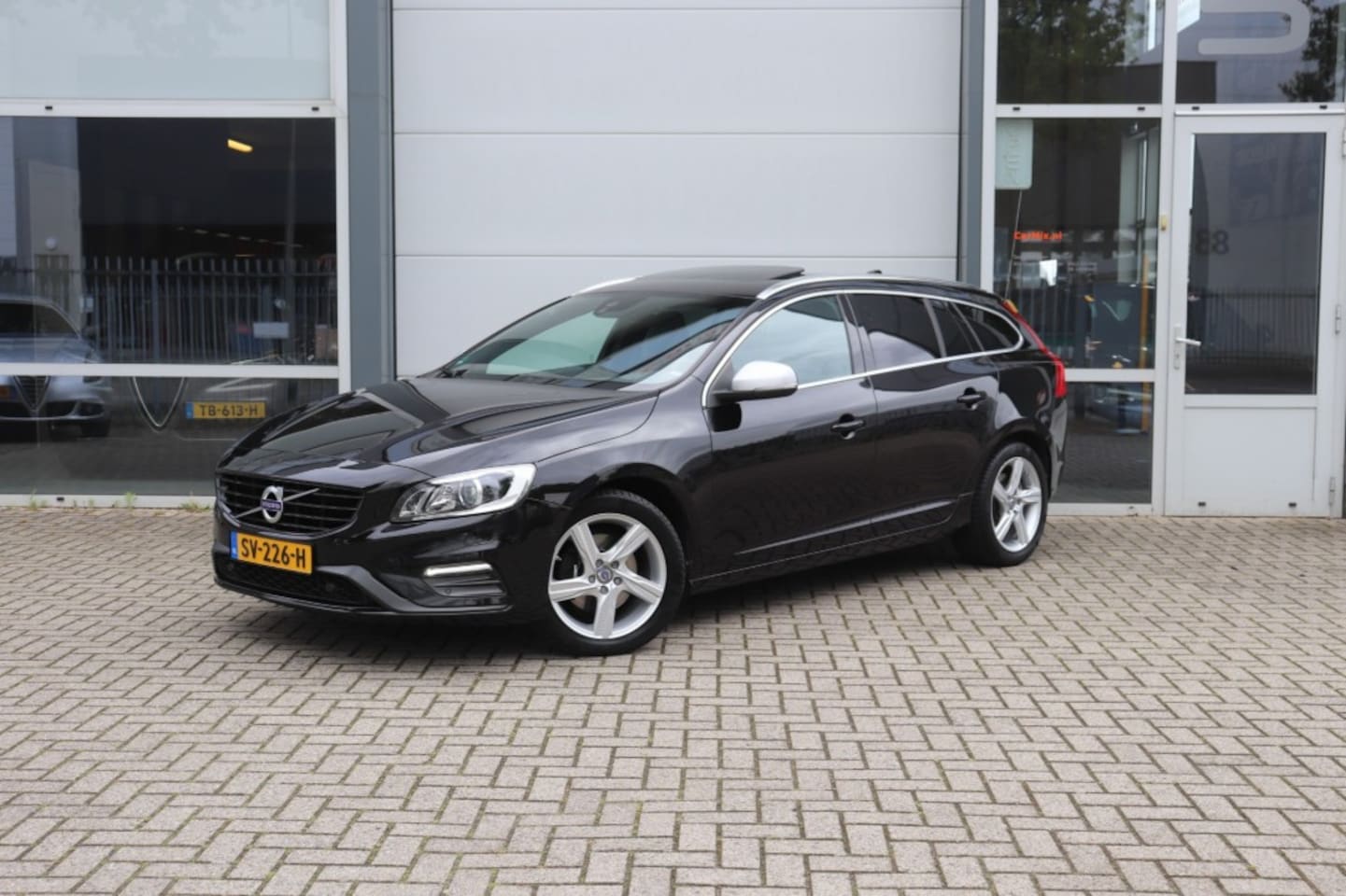Volvo V60 - 2.0 T4 190PK BUS. SPORT AUT/DEALERONDERH./STANDK./SCHUIFDAK/LEER - AutoWereld.nl