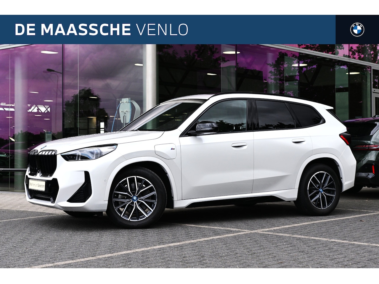BMW X1 - xDrive25e M Sport Automaat / Panoramadak / Trekhaak / Sportstoelen / M Adaptief onderstel - AutoWereld.nl