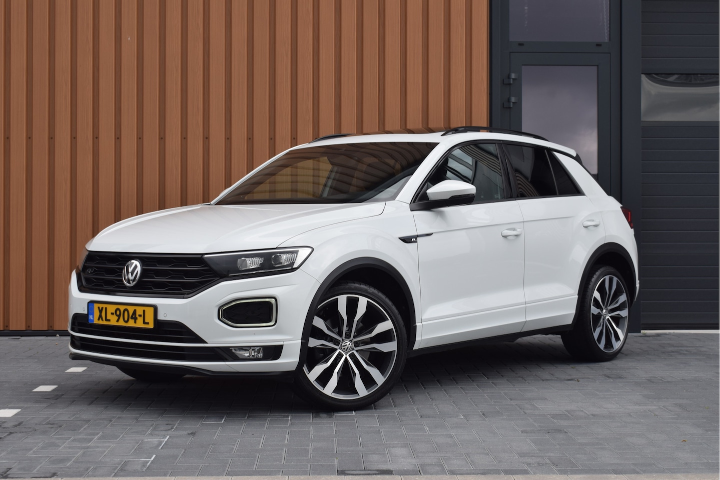 Volkswagen T-Roc - 1.5 TSI 150pk DSG R-line Black style Pano | Trekhaak | Beats | 19" - AutoWereld.nl