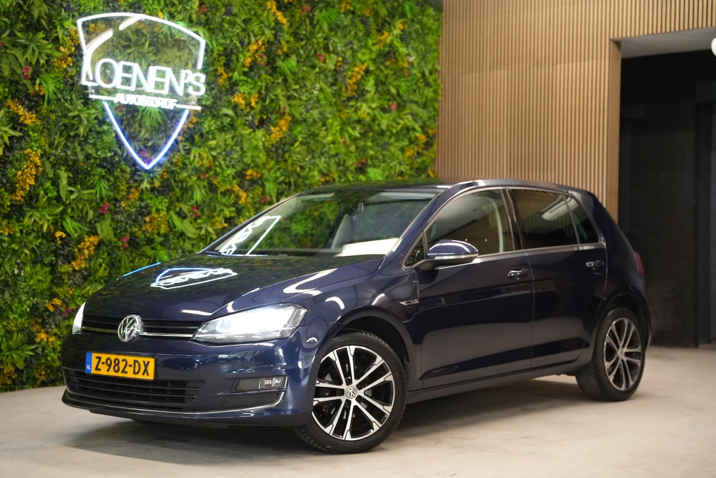 Volkswagen Golf - 1.2 TSI Lounge Edition automaat / Cruise / Parkeersensoren / Stoelv - AutoWereld.nl