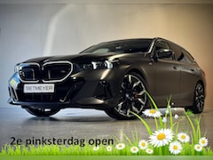 BMW i5 Touring - M60 xDrive |Panorama |Ext./Inter. Carbon |Iconic Glow |HUD |360° |H&K
