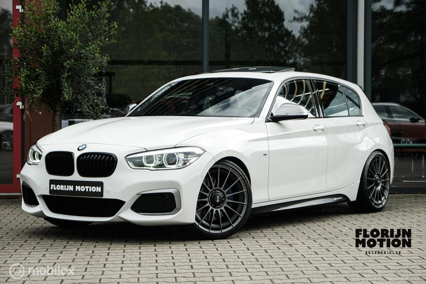 BMW 1-serie - M140i High Executive | Schuif-kanteldak | Harman Kardon | Camera | NL auto | 19 inch OZ Su - AutoWereld.nl
