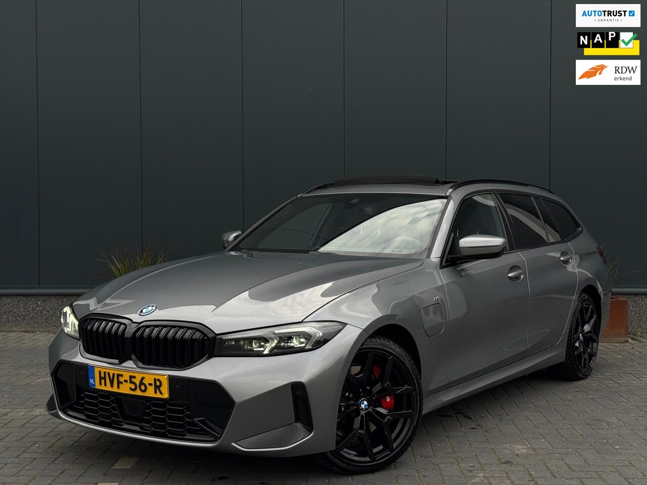 BMW 3-serie Touring - 330e FULL PANO NAVI SFEER WIDESCREEN CAMERA - AutoWereld.nl