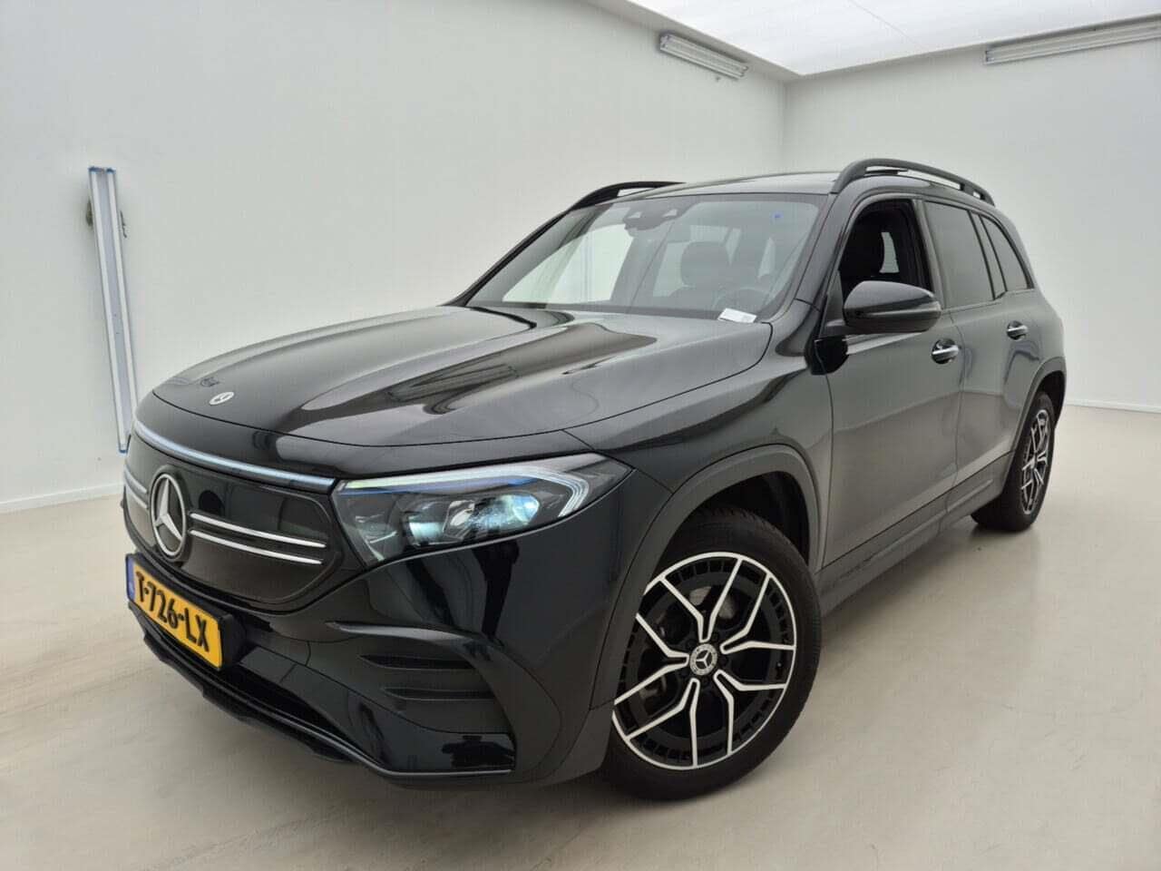Mercedes-Benz EQB - 250 AMG Line SOH 92%/7persoons/Pano/Halfleer/Garantie - AutoWereld.nl