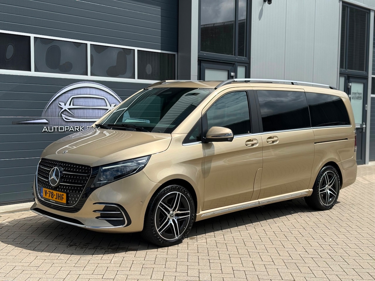 Mercedes-Benz V-klasse - 300d Lang Exclusive AMG Pano, ACC, Apple Carplay, Elek Stoelen, Stoelverwarming, Stuurverw - AutoWereld.nl