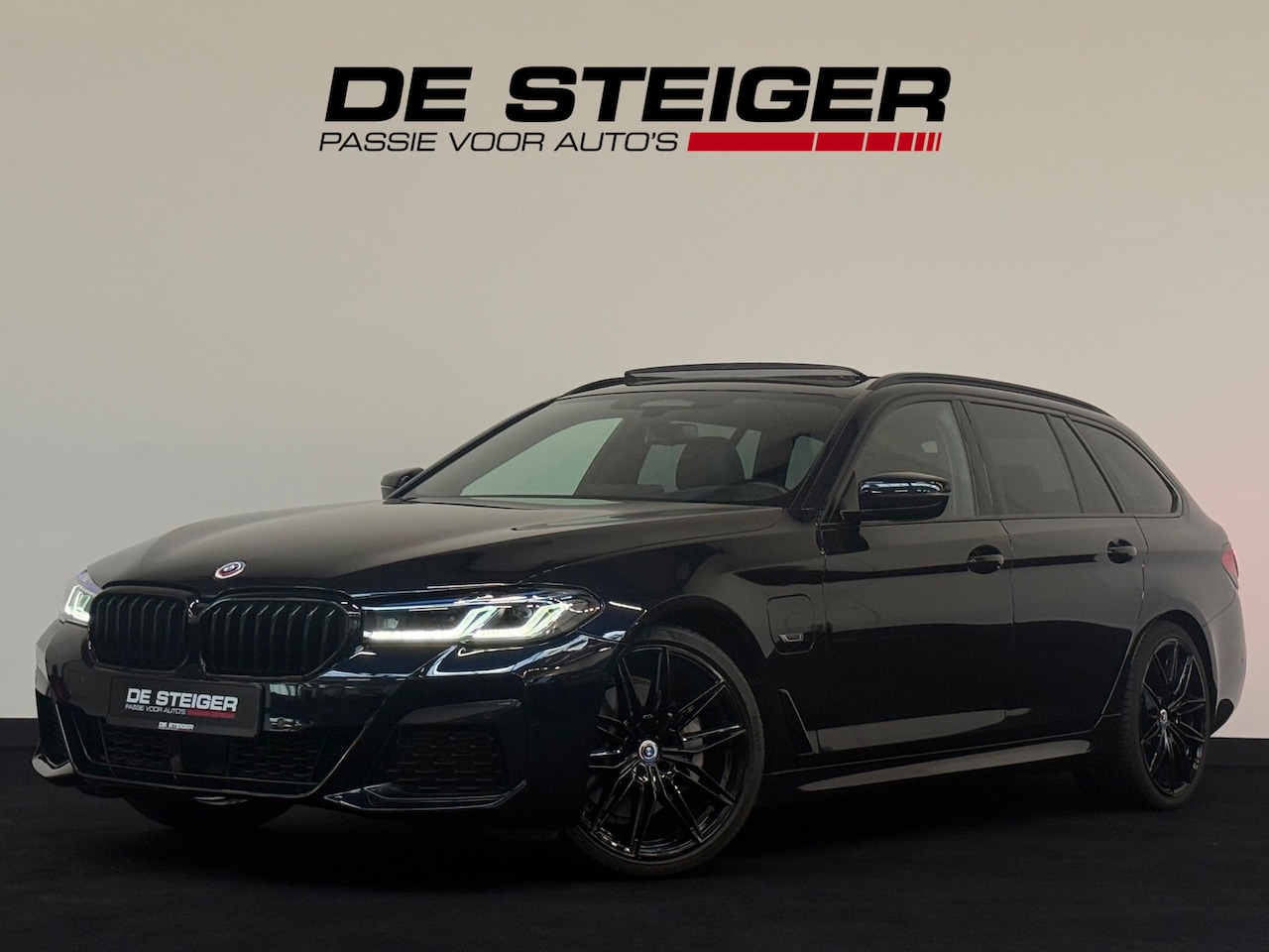 BMW 5-serie Touring - 530e M Sport Pano Laser Harman Kardon Trekhaak Driving Assist Pro - AutoWereld.nl