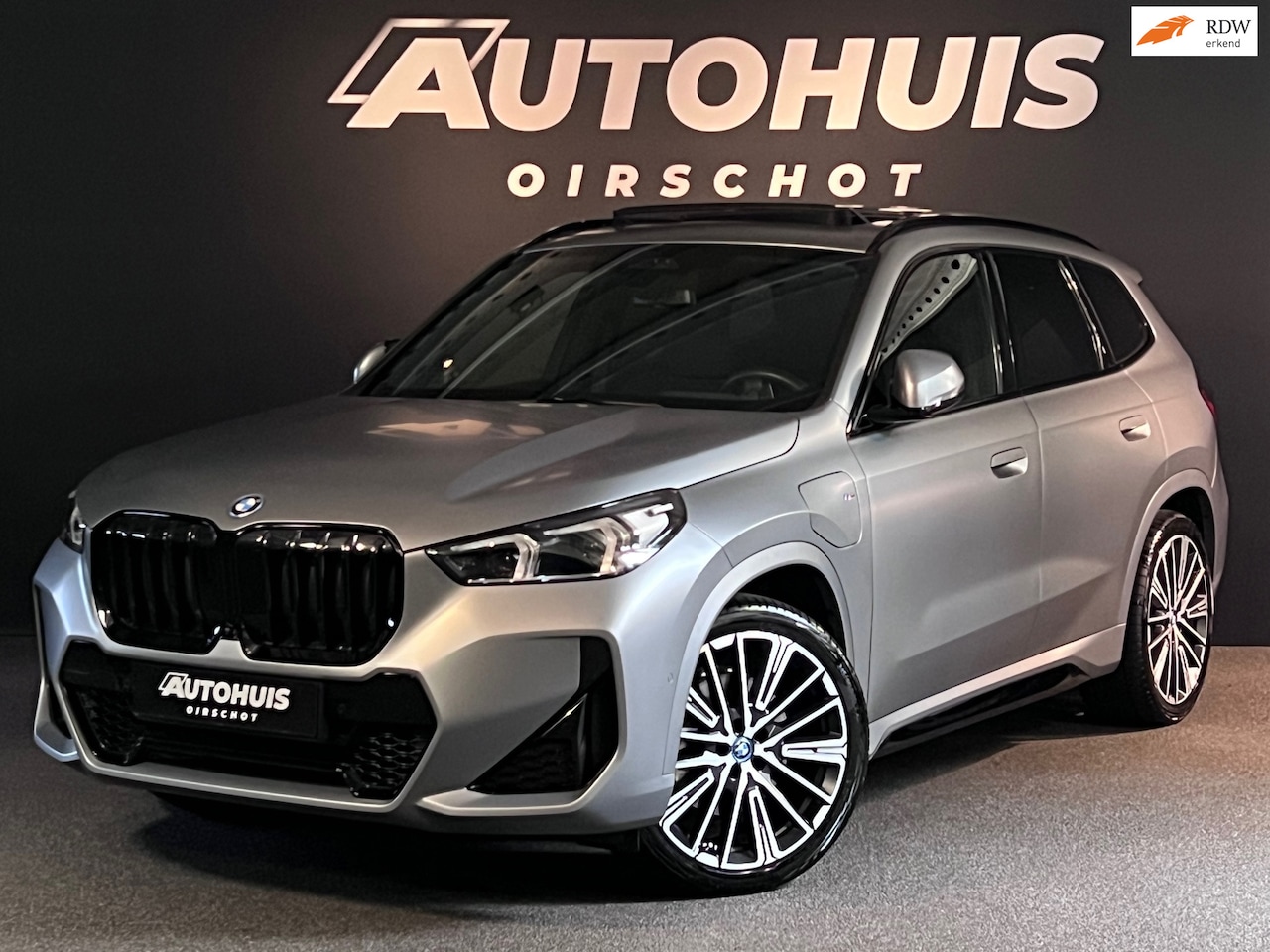 BMW X1 - XDrive30e High Executive Edition M Pano/Massage/Memory stoelen/20"/360 Camera/HarmanKardon - AutoWereld.nl