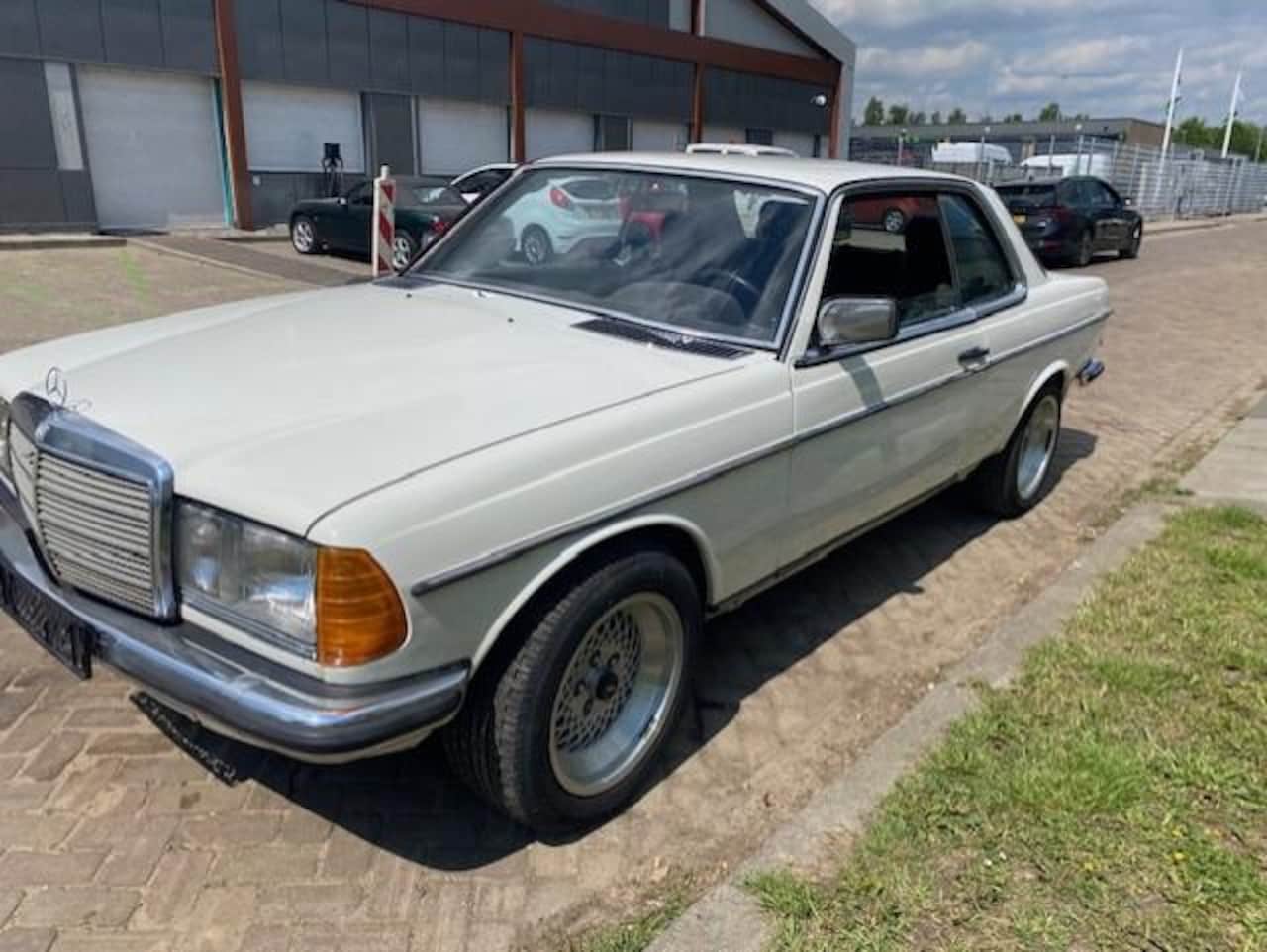 Mercedes-Benz 200-280 (W123) - 230 C 230 C - AutoWereld.nl