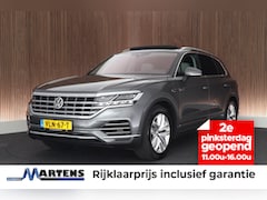 Volkswagen Touareg - 3.0 TDI 230pk R-Line Grijs Kenteken Trekhaak Camera Luchtvering Matrix Led Keyless Leder M