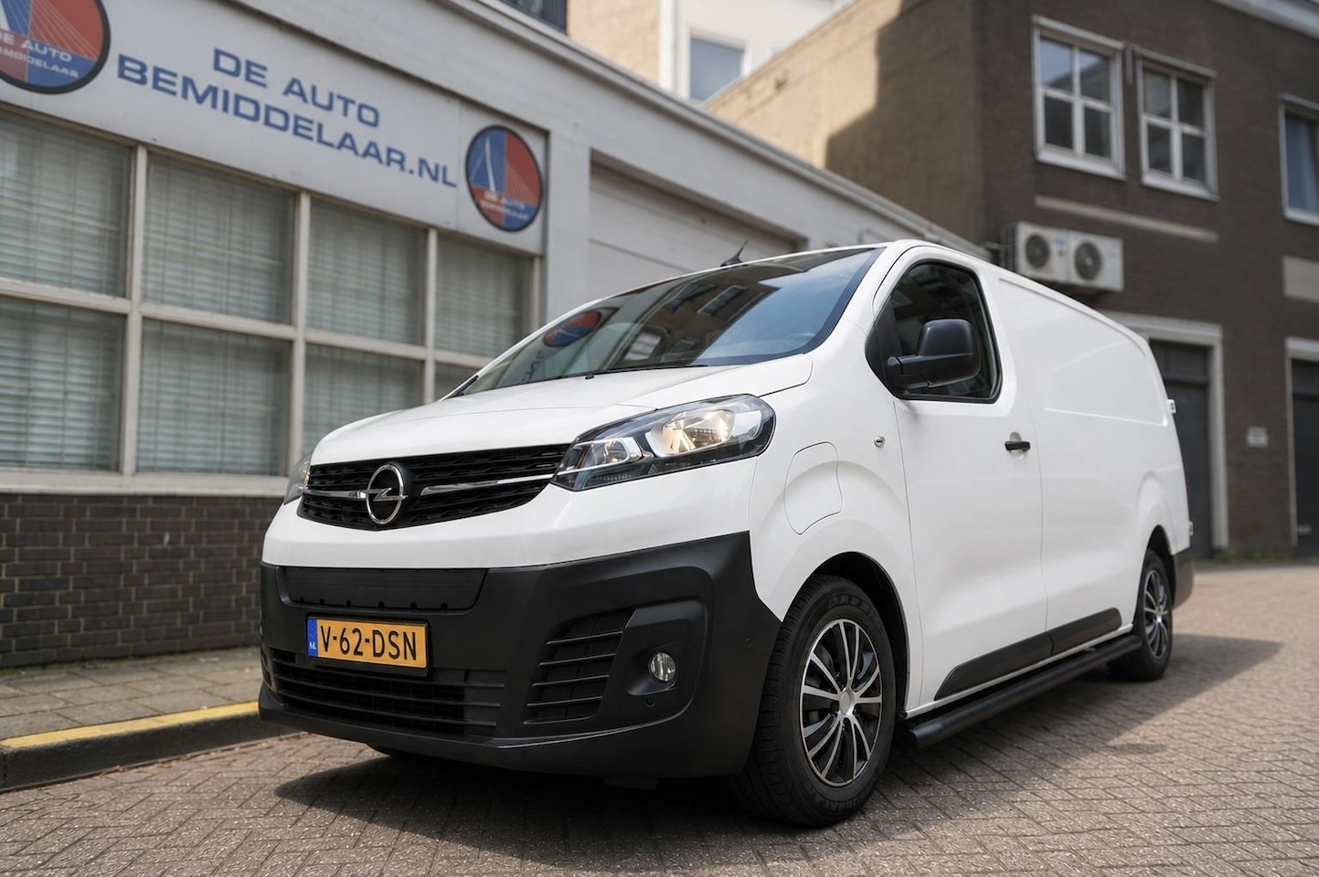 Opel Vivaro-e - L3H1 Innovation 75 kWh | 5/26 beurt | SOH 92% | Dodehoek | HUD | Apple | Camera | PDC v+a - AutoWereld.nl