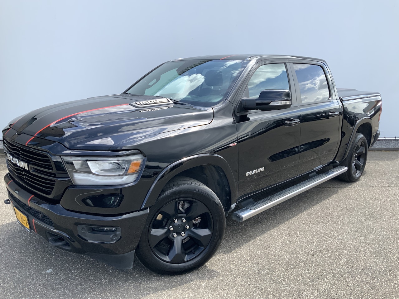 Dodge Ram 1500 - LARAMIE MARGE !! Automaat 4x4 DubCab 5 Pers Volle Auto Trekhaak 3500 kg Euro 6 Benzine/LPG - AutoWereld.nl