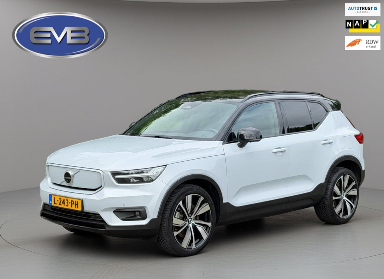 Volvo XC40 - Recharge P8 AWD R-Design Recharge P8 AWD 408 pk R-Design, panoramadak, trekhaak, harman cardon, VOL OPTIES, NL auto - AutoWereld.nl