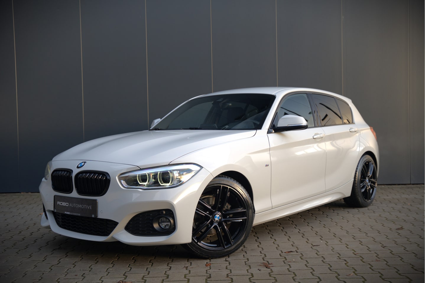 BMW 1-serie - 118i Corporate Lease Executive M Sport | Automaat | Stuurverwarming | Stoelverwarming | NA - AutoWereld.nl