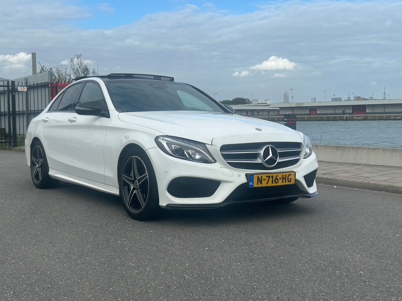 Mercedes-Benz C-klasse - 250 Premium Plus 211 PK AUT AMG PAKKET PANO CAMERA LEDER - AutoWereld.nl