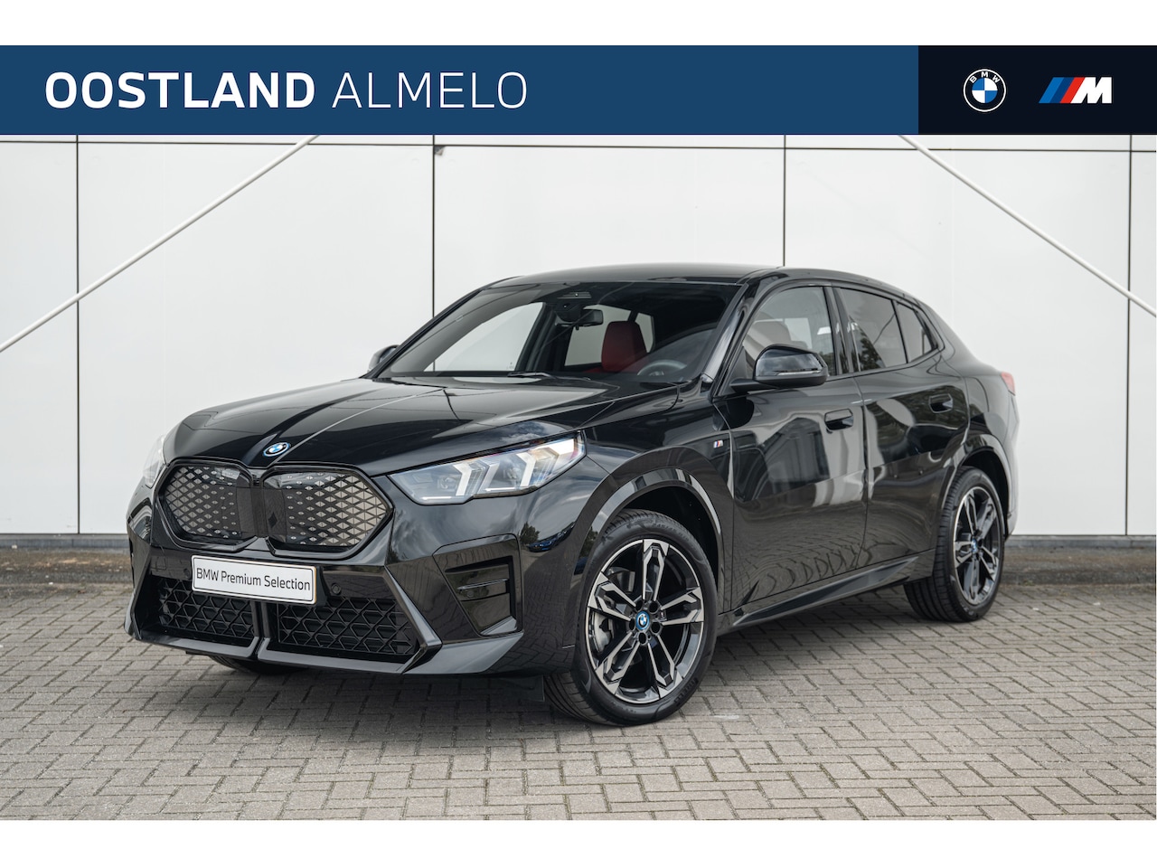 BMW iX2 - eDrive20 M Sport / Sportstoelen / M Adaptief onderstel / Achteruitrijcamera / Comfort Acce - AutoWereld.nl