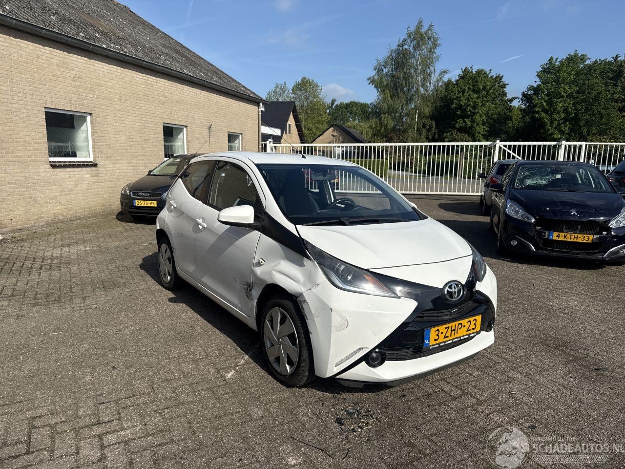 Toyota Aygo - 1.0 VVT-i x-play 1.0 VVT-i x-play - AutoWereld.nl