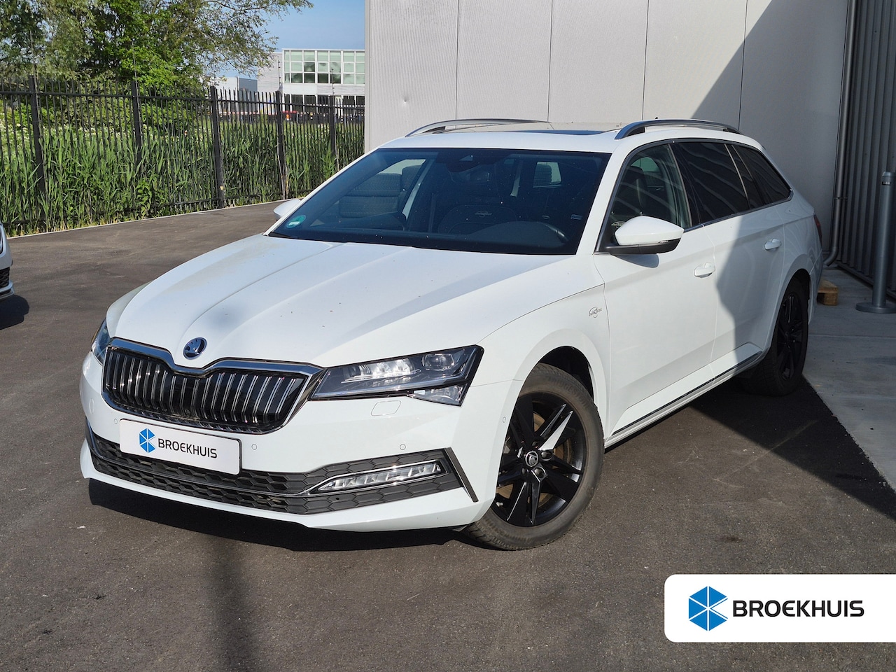 Skoda Superb - 1.4 TSI iV Laurin & Klement 218PK DSG/AUTO | Panorama-dak | Rondomzicht camera | Trekhaak - AutoWereld.nl