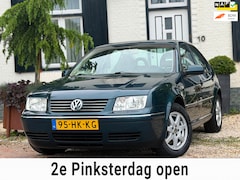 Volkswagen Bora - 1.6-16V Comfortline|124DKM|Clima|Cruise|