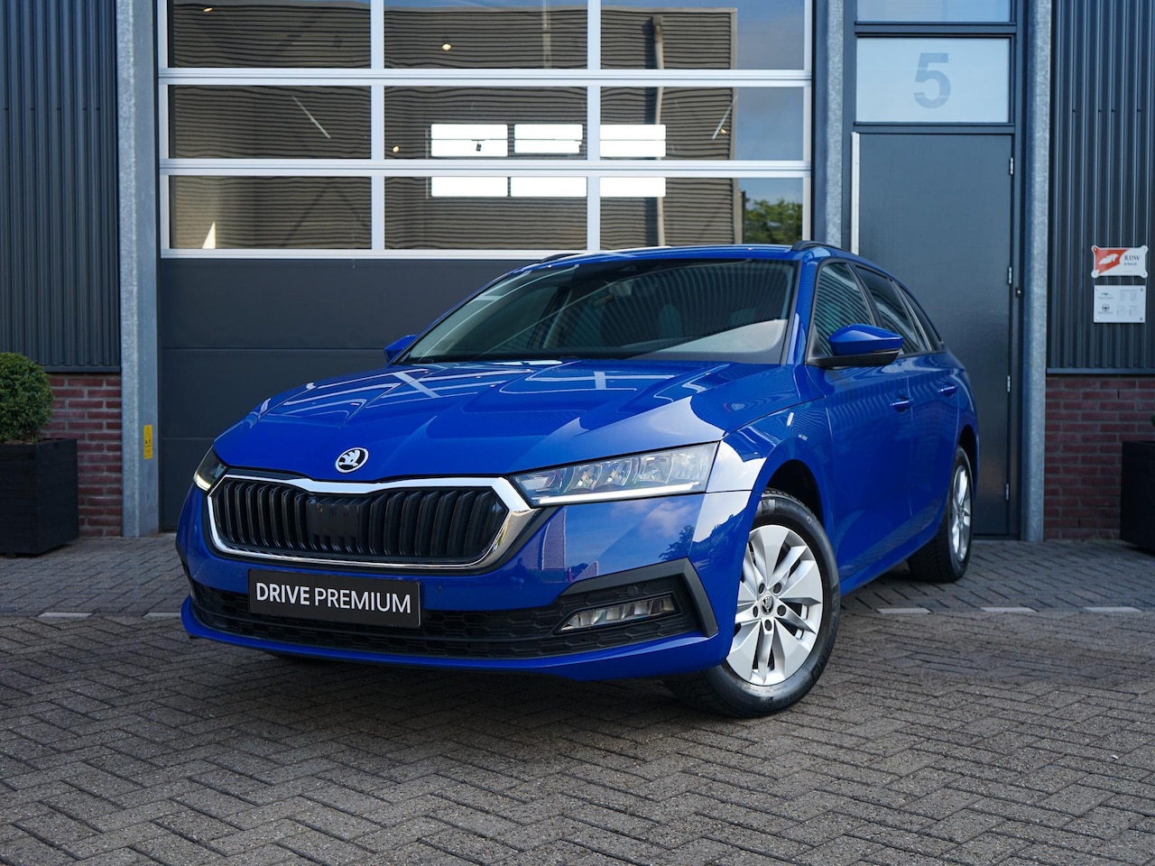 Skoda Octavia Combi - 1.0 e-TSI Business Edition 1.0 e-TSI Business Edition - AutoWereld.nl