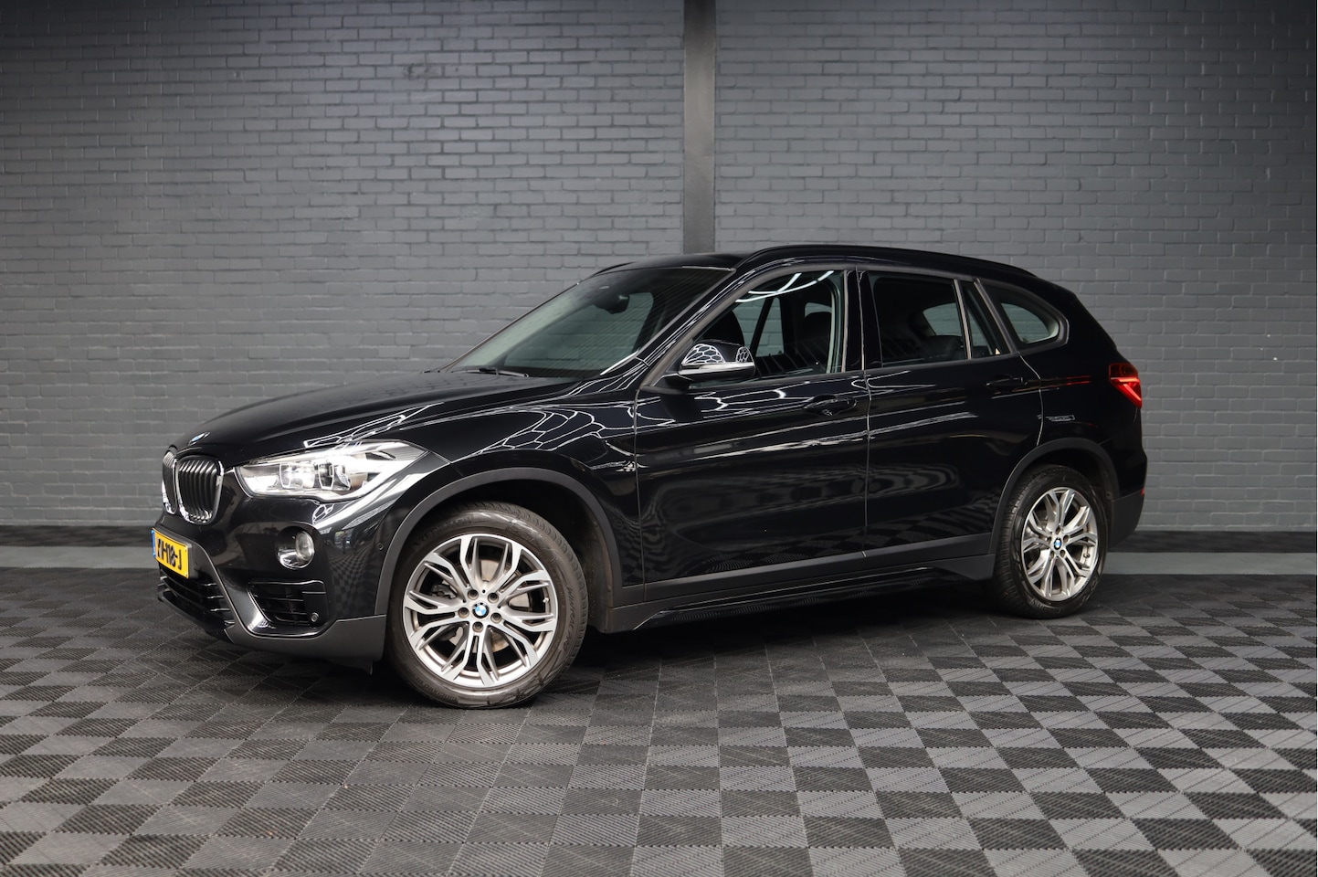 BMW X1 - sDrive18i Executive Edition | NAP | PANORAMADAK | TREKHAAK | HUD | HOGE INSTAP | - AutoWereld.nl