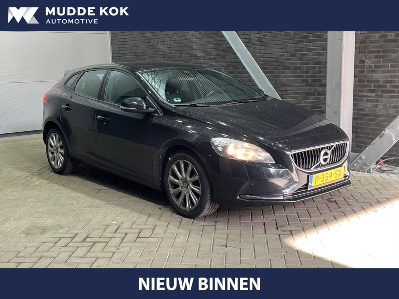 Volvo V40 - 1.5 T3 Inscription | Automaat | Cruise Control | PDC V+A | Stoelverwarming | 17 Inch - AutoWereld.nl