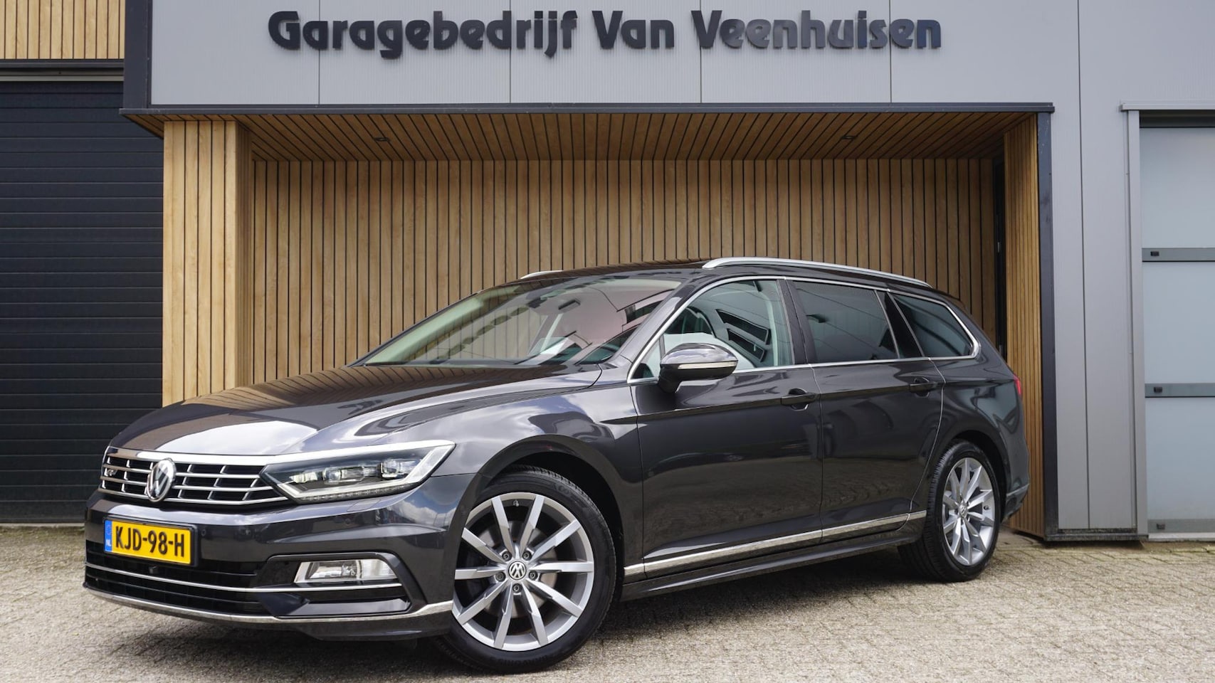 Volkswagen Passat Variant - 1.8 TSI 180pk 3x R-Line Pano.Dak Leder DynAudio HUD Trekhaak Sfeerverlichting *Zeer Nette - AutoWereld.nl