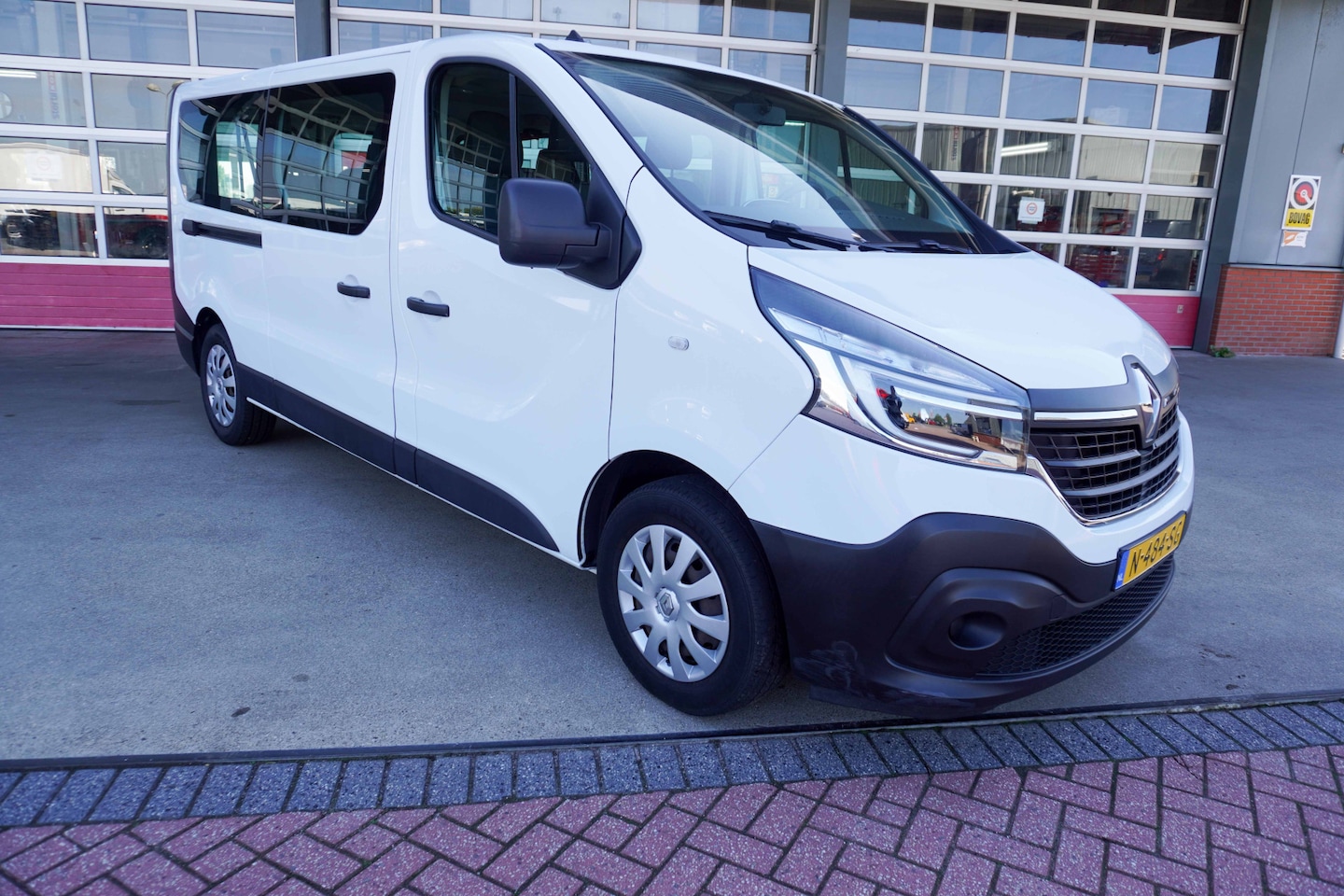 Renault Trafic Passenger - 2.0 dCi 120PK Grand Life 9 Persoons nr. V037 | Airco | Cruise | Navi - AutoWereld.nl
