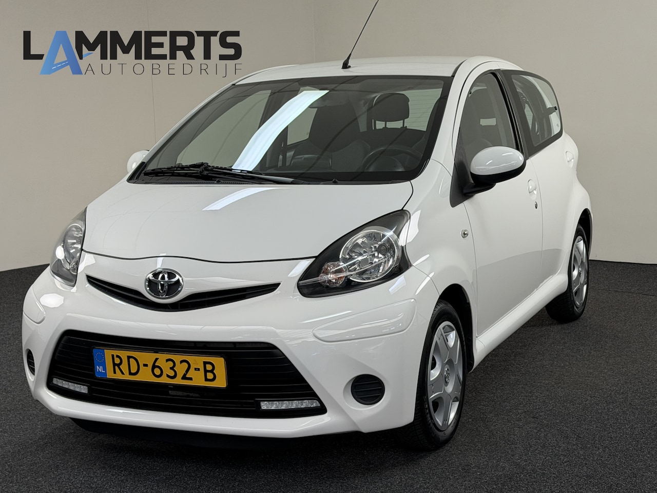 Toyota Aygo - 1.0 VVT-i Now Navigatie / Airco / Bluetooth / 5 DRs /  Centr. vergr. - AutoWereld.nl