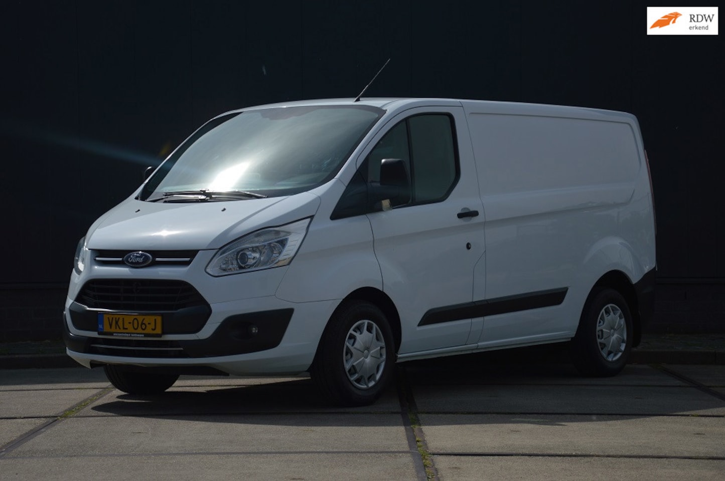 Ford Transit Custom - 270 2.0 TDCI L1H1 Limited Euro 6 130 PK Airco Schuifdeur Trekhaak 3 zits - AutoWereld.nl