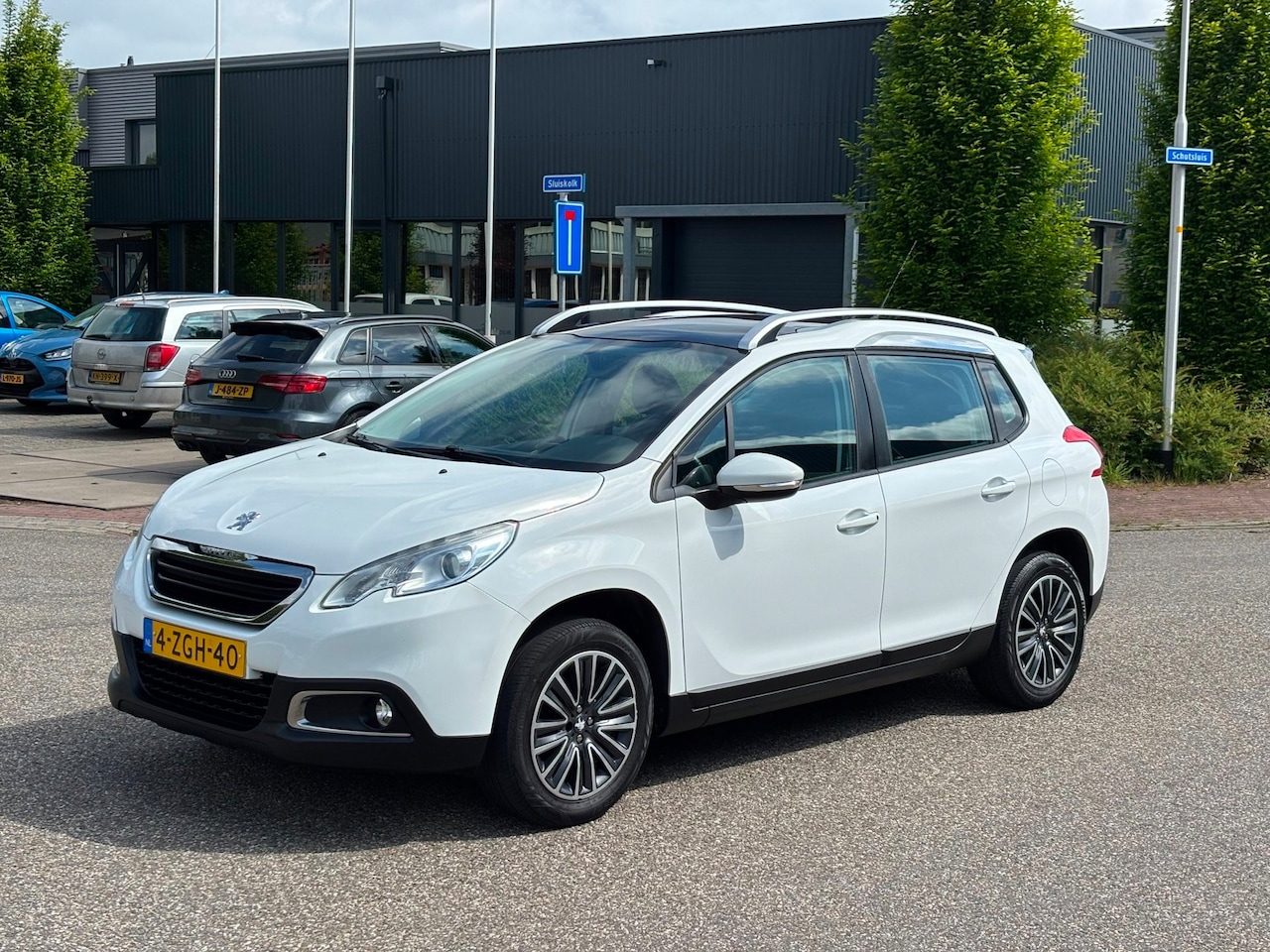 Peugeot 2008 - 1.2 VTi Active Pano Navi Trekhaak - AutoWereld.nl