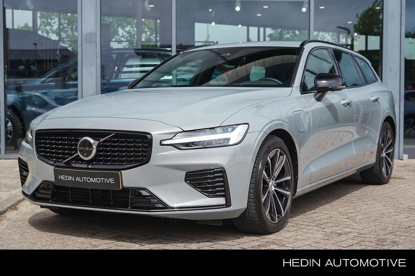 Volvo V60 - 2.0 T6 Plug-in hybrid AWD Plus Dark | 2000 kg trekgewicht | Trekhaak Elektrisch | Stoelen - AutoWereld.nl