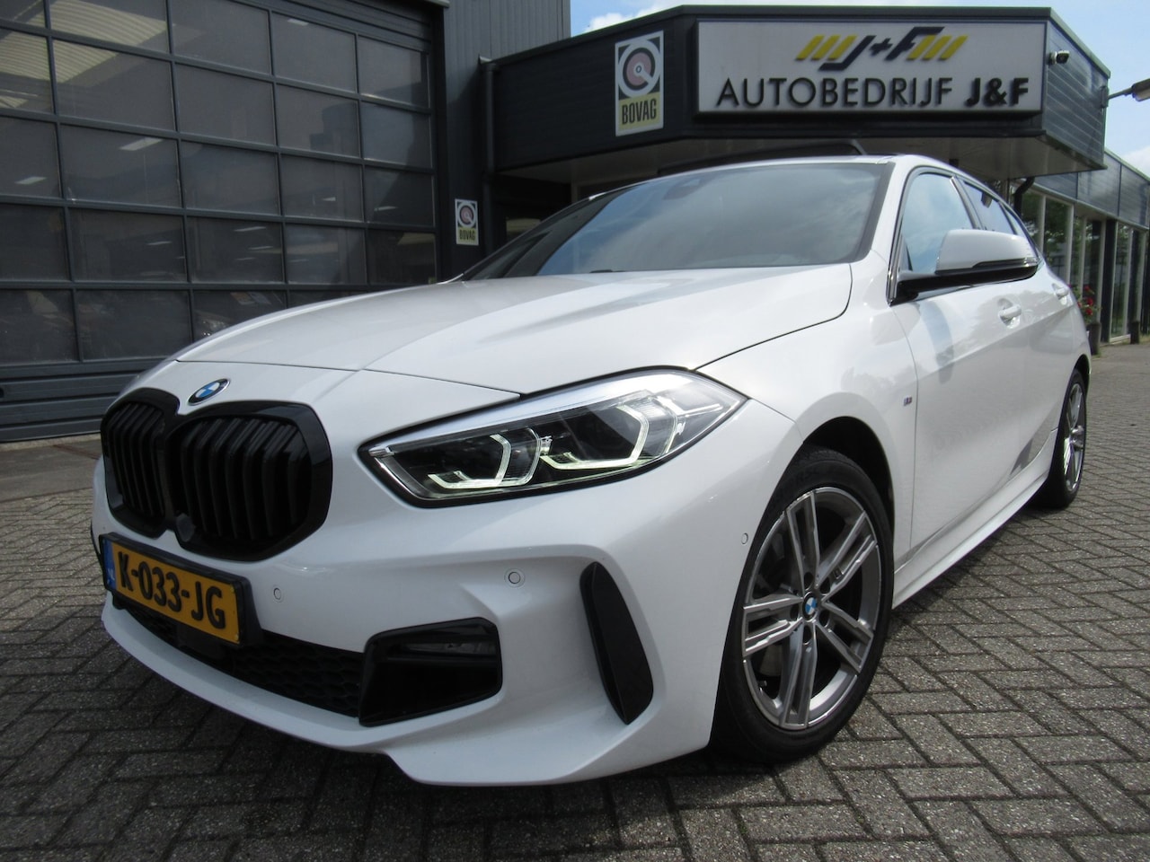 BMW 1-serie - 116i Executive Edition / AUTOMAAT / PANO / NAV / Camera / Stoelverwarming - AutoWereld.nl