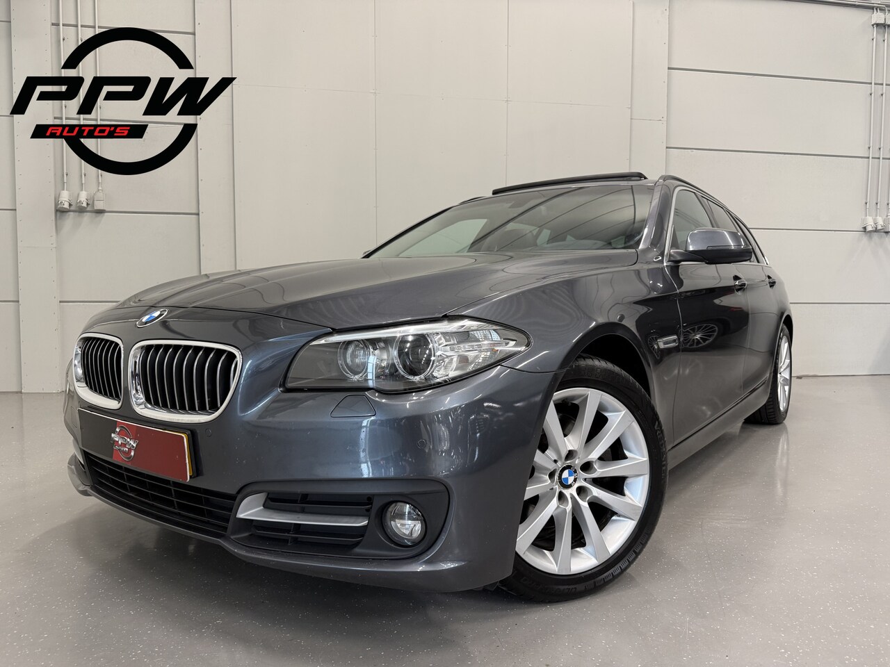 BMW 5-serie Touring - 520d High Exe PANO/LED/TREKHAAK/ZWART LEER/18"/NAVI-GROOT/ECC/CRUISE/STOELVERWARMING/PRIVA - AutoWereld.nl