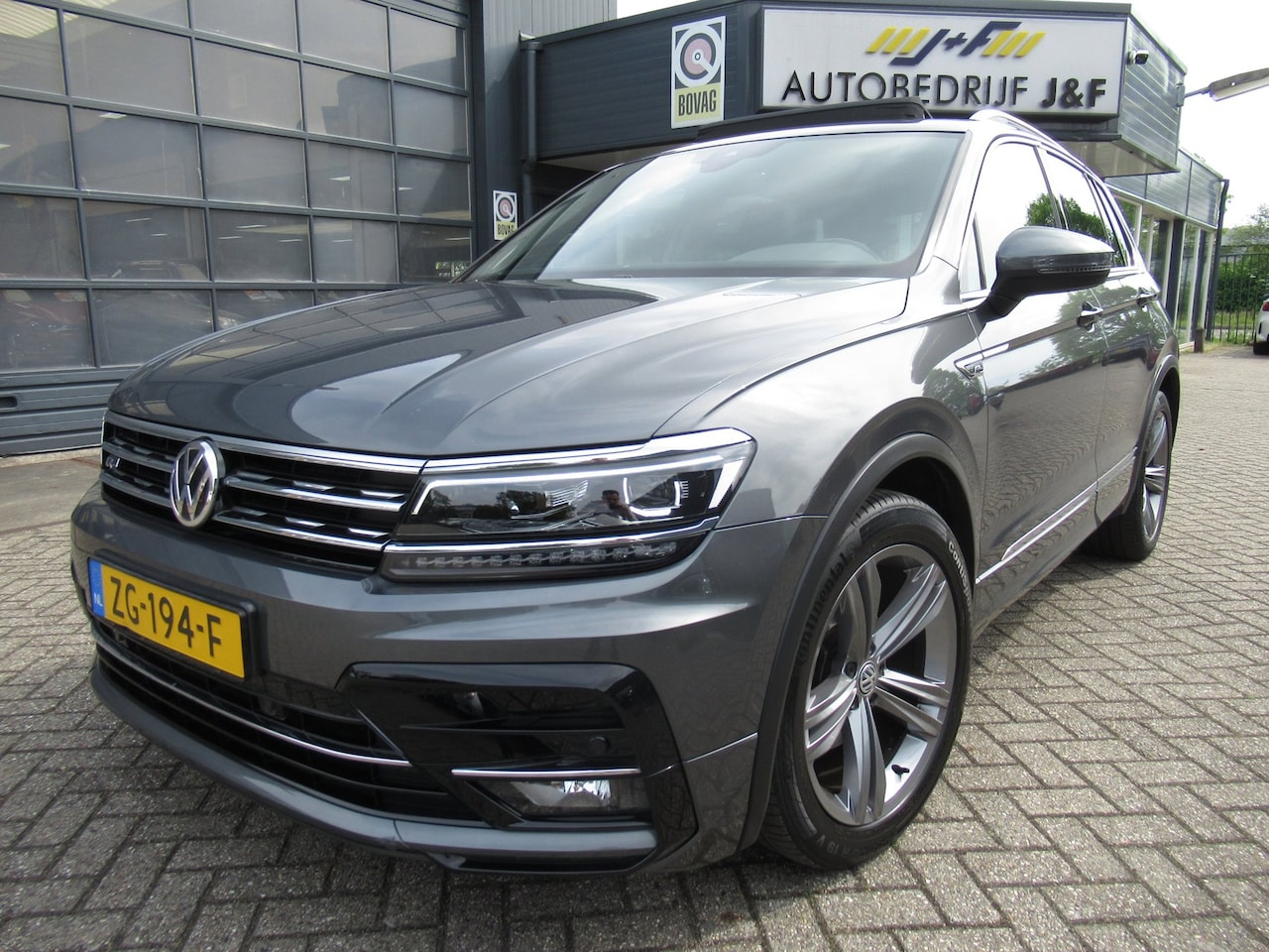 Volkswagen Tiguan - 1.5 TSI ACT Highline Business R / AUTOMAAT / PANO / ACC / Carplay / Stoelverwarming - AutoWereld.nl