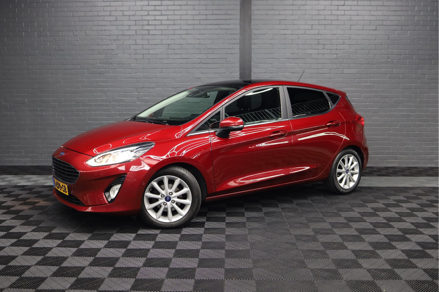 Ford Fiesta - 1.0 EcoBoost Vignale | PANORAMADAK | AUTOMAAT | TREKHAAK | CAMERA | PDC | LMV | - AutoWereld.nl